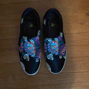 Women’s low top shoes